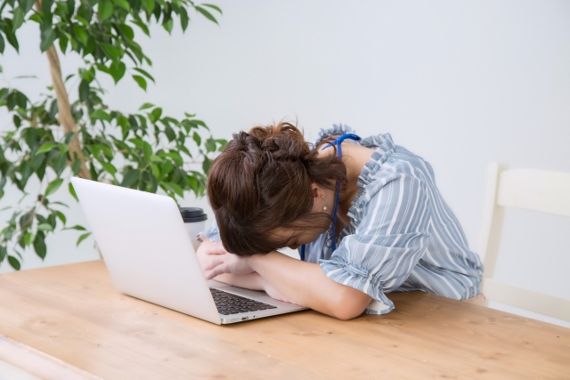睡眠不足の女性